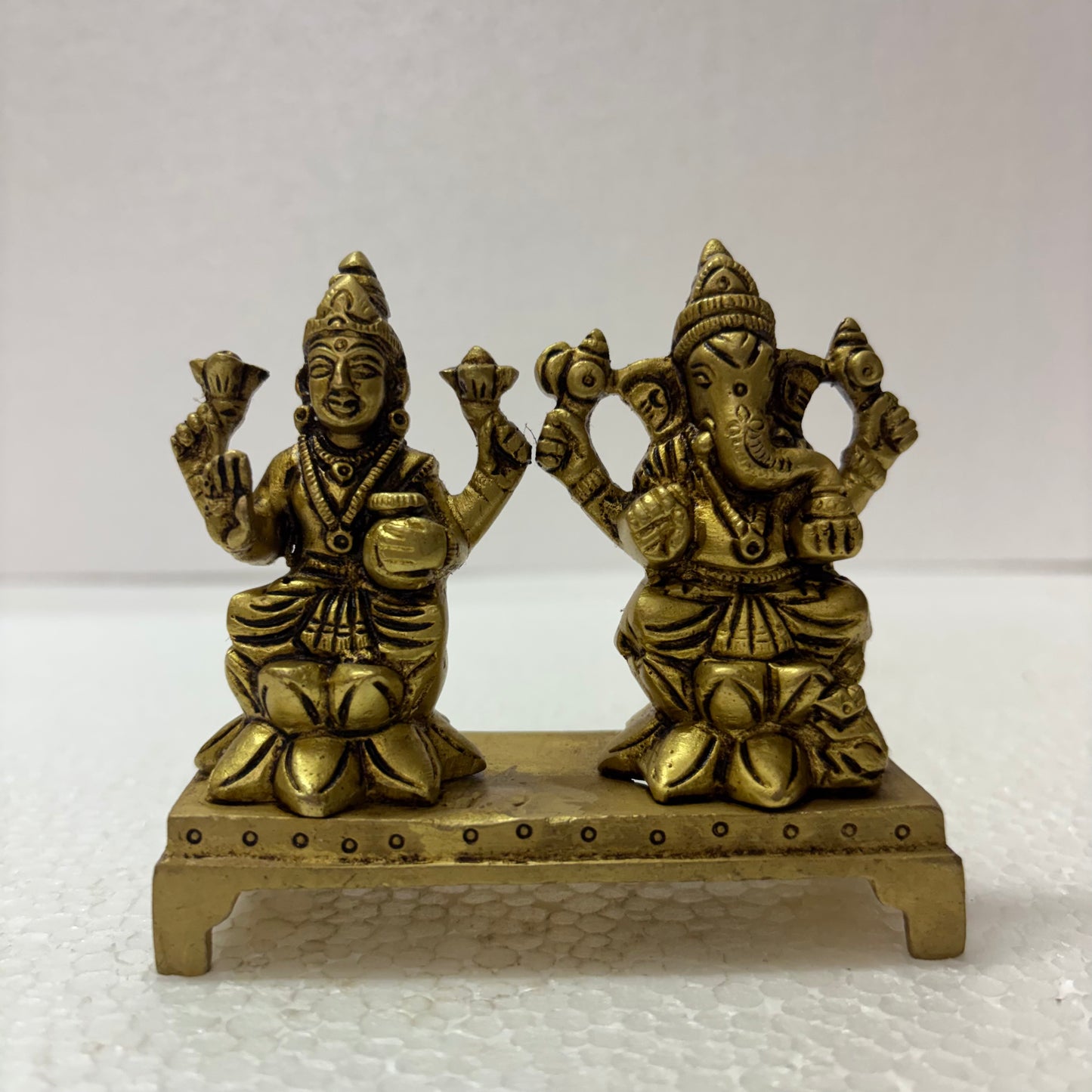 Lakshmi Ganesha with Peetam | Lakshmi Ganesh Brass Idol | Decor Duniya Brass Idols | Pooja & Home Décor – RBN33