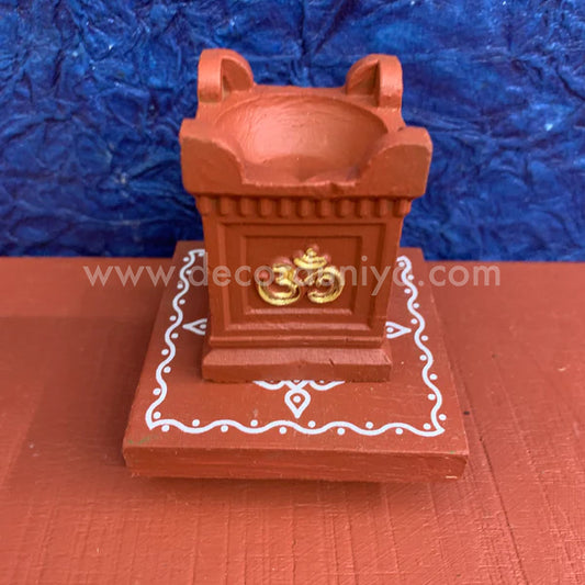 Tulasi Maadam Vilakku with Wooden Manai - TVM4