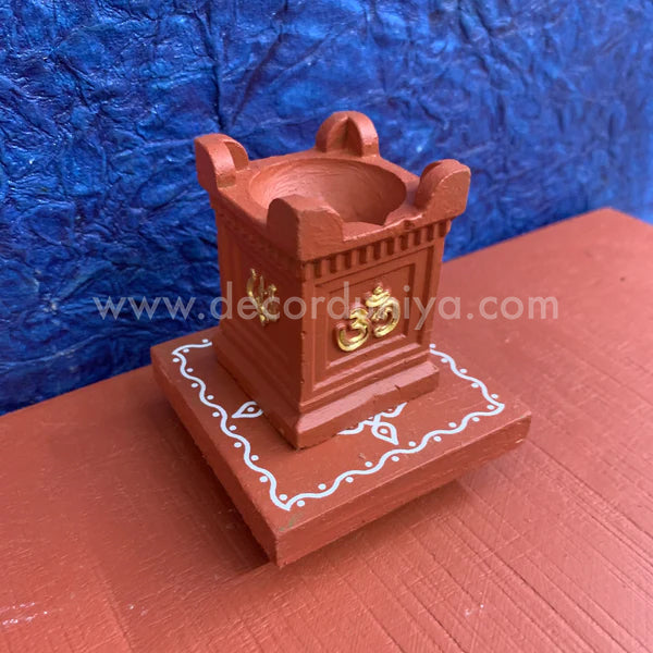Tulasi Maadam Vilakku with Wooden Manai - TVM4